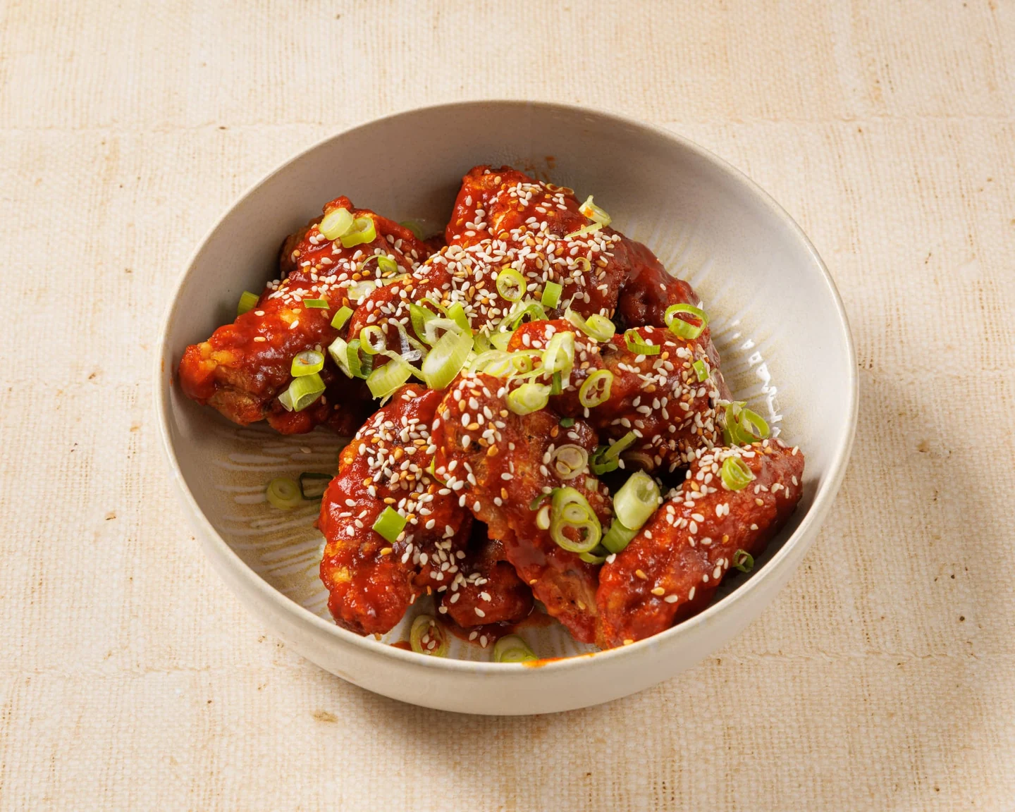Korean Fried Chicken Gochu Glaze in einer Schale