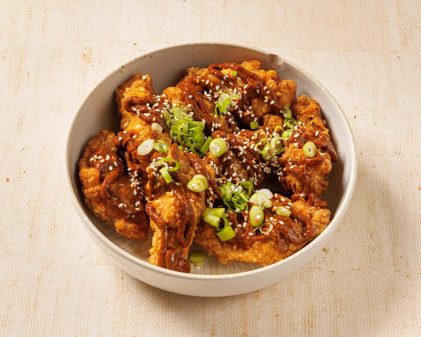 Korean Fried Chicken Chemen in einer Schale