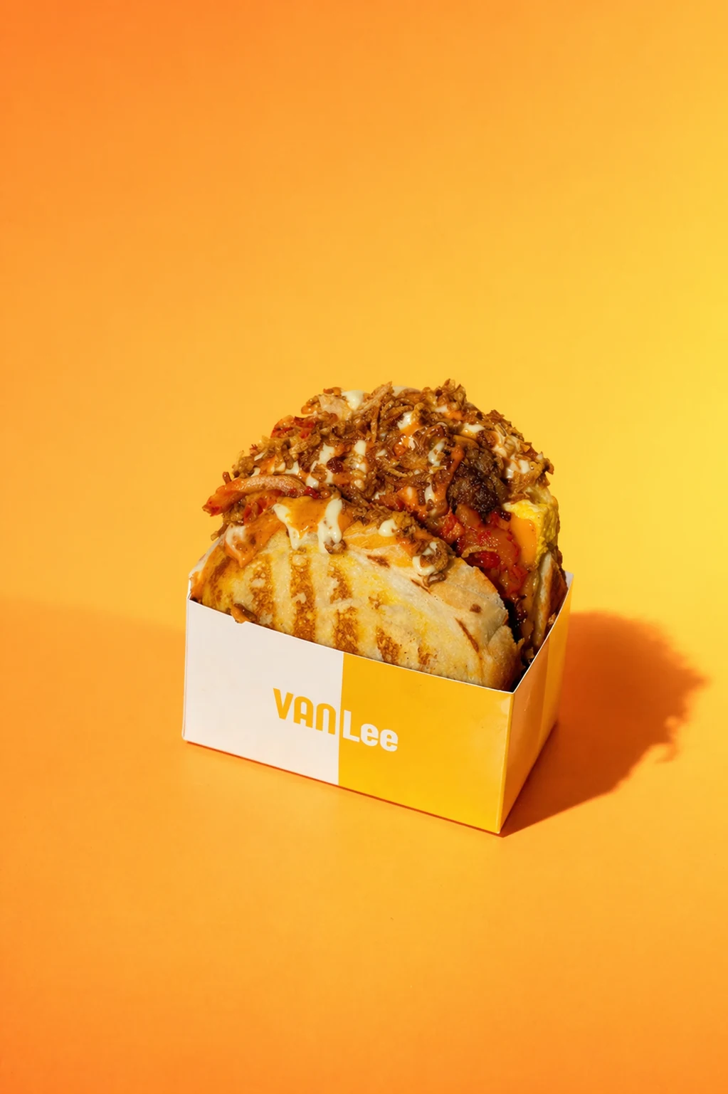 VANLee Eggdrop Sandwich auf Shokupan-Brot in gelb-weißer VANLee-Box